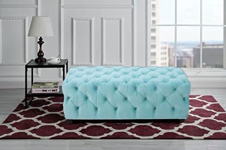 कपड़े और आयताकार आकार में लकड़ी के फ्रेम वाला ओटोमन