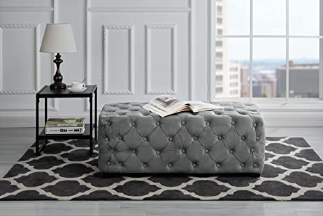 कपड़े और आयताकार आकार में लकड़ी के फ्रेम वाला ओटोमन